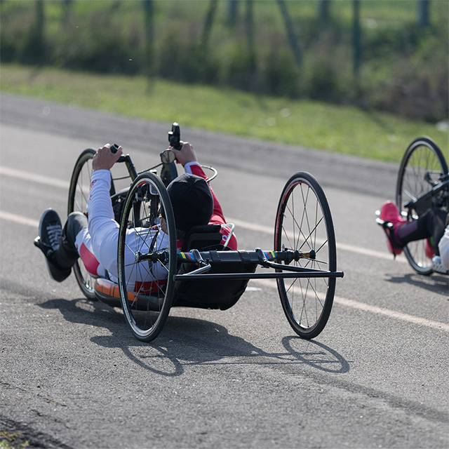 Foto di un'atleta che guida una handbike