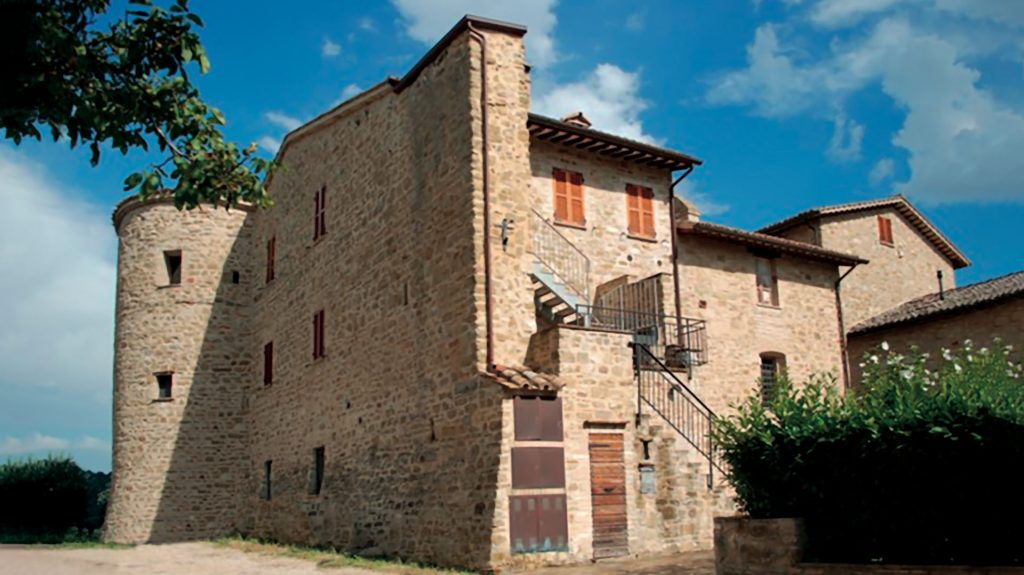 Foto che rappresenta il castello di Beviglio, il castello è in pietra, situato al centro del paesino e le sue mura fanno da parete esterna per il paese.