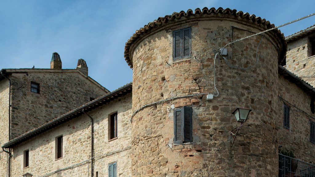 La foto rappresenta il dettaglio della sommità del castello di Tordibetto, castello in pietra al centro del paesino.
