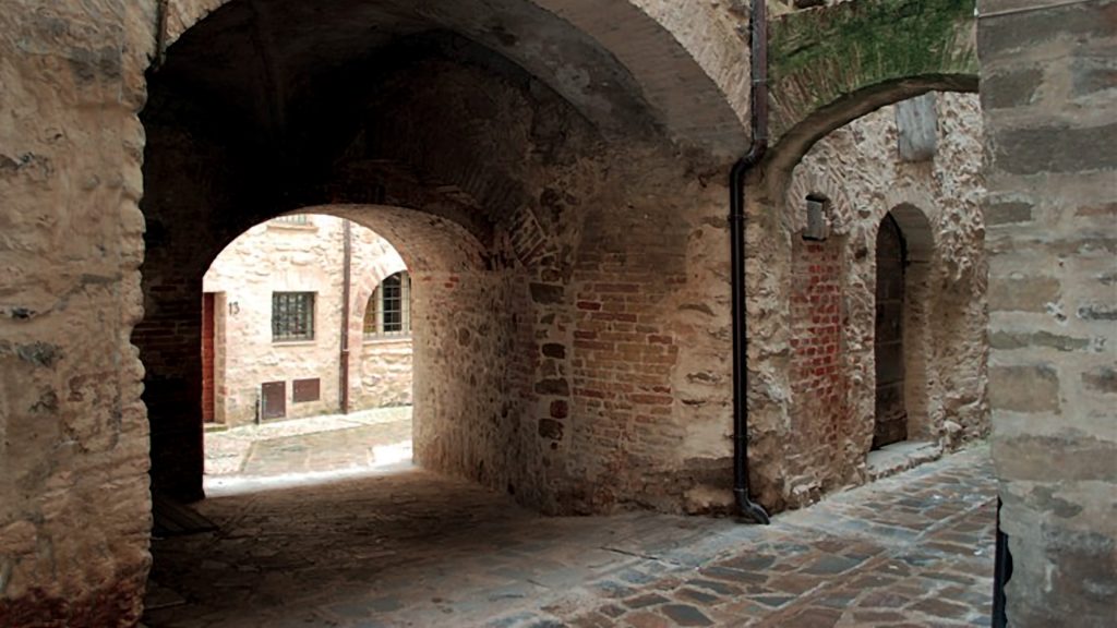 Foto che rappresenta alcuni vicoli della città dove sono presenti degli archi che collegano le diverse vie del centro storico.