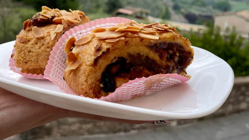 Foto che rappresente un prodotto tipico del luogo, la Rocciata con al suo interno pezzi di frutta e marmellata.